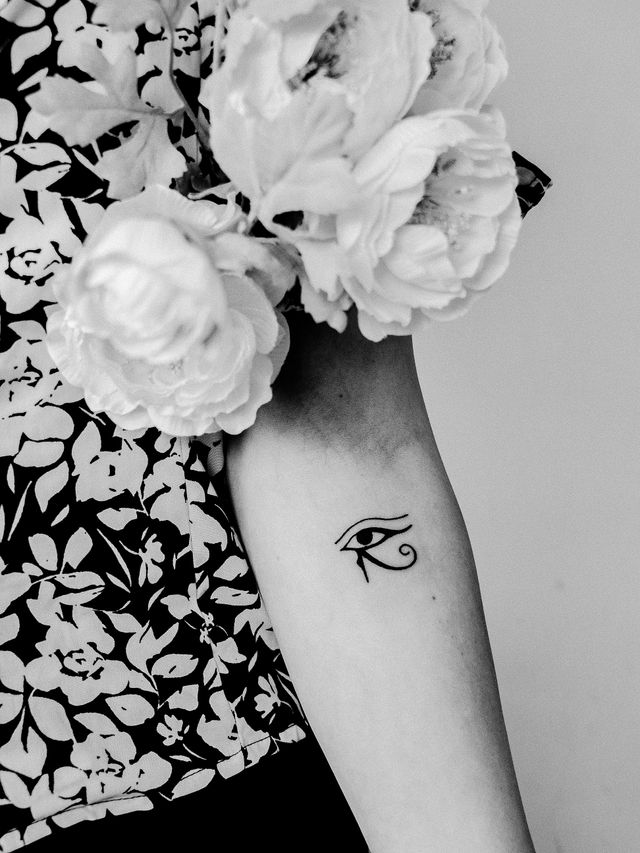 Referencia fotográfica de un tatuaje botánico fine line