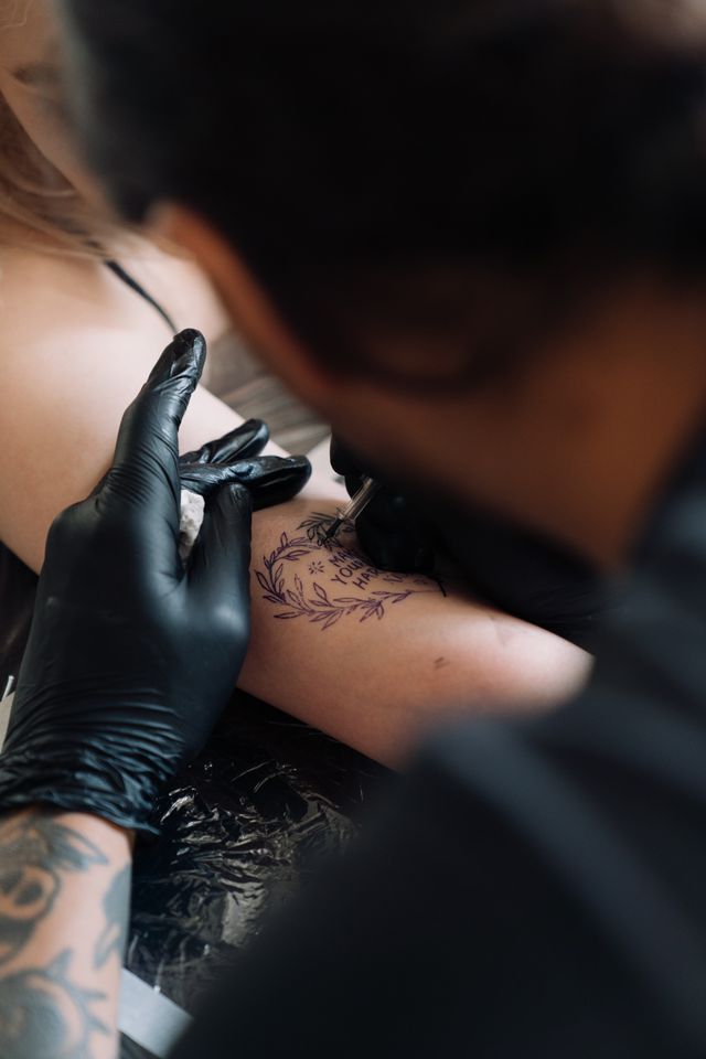Referencia fotográfica de una sesión de tatuaje en el brazo